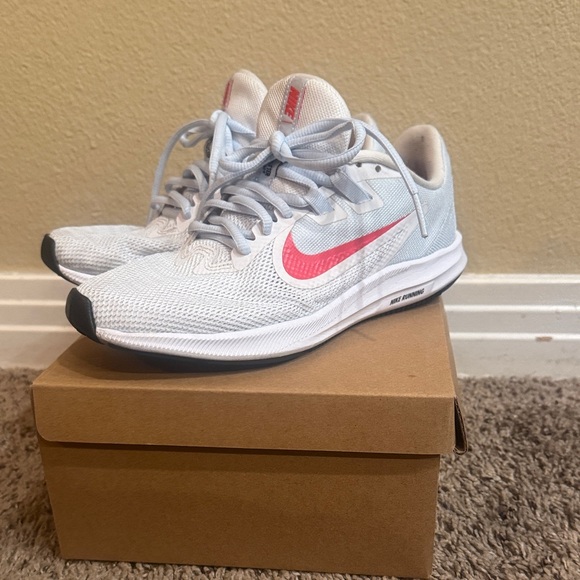 Nike White and Red Running Shoes - 7.5 - Picture 3 of 9